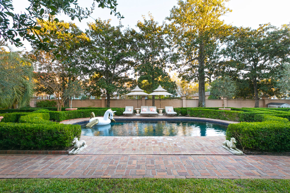 На фото: круглый бассейн на заднем дворе в классическом стиле с мощением клинкерной брусчаткой