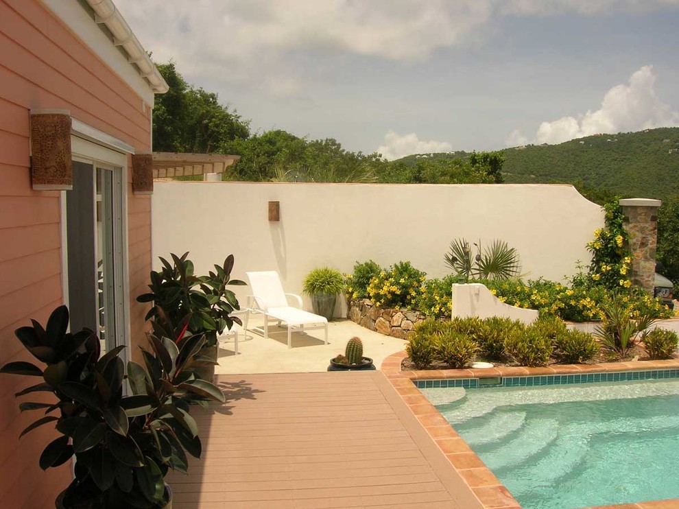 Idées déco pour une piscine exotique de taille moyenne et rectangle avec une cour et une terrasse en bois.