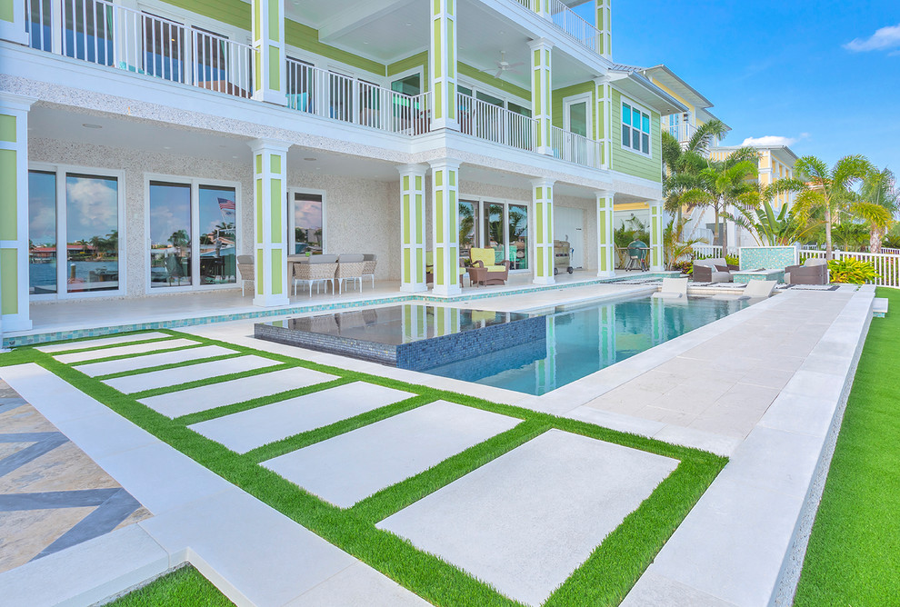 Imagen de piscinas y jacuzzis costeros rectangulares en patio con suelo de baldosas