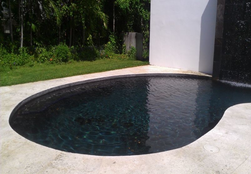 Foto di una piscina minimalista