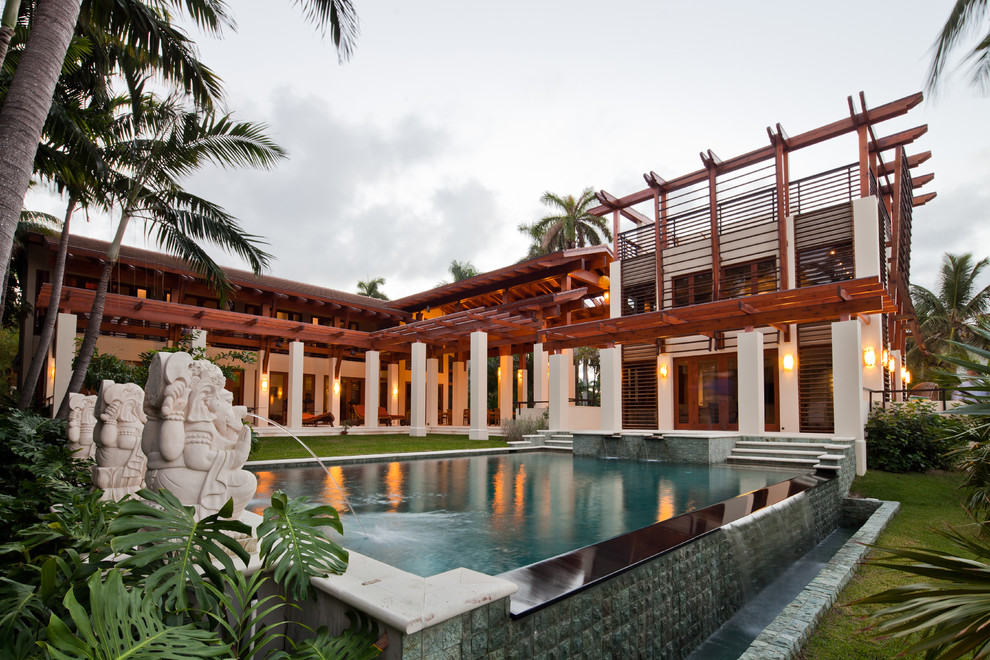 Diseño de piscina con fuente infinita tropical
