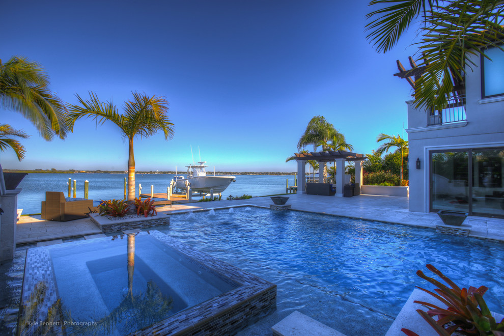 Großer, Gefliester Maritimer Schwimmteich hinter dem Haus in rechteckiger Form mit Wasserspiel in Tampa