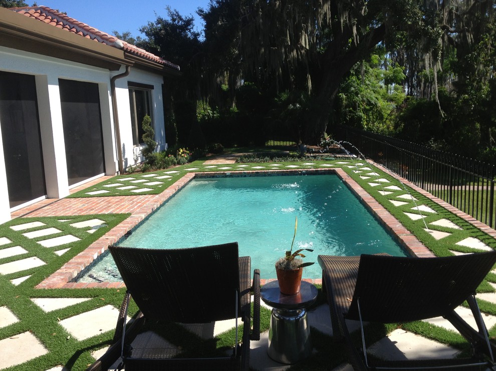 Inspiration for a mediterranean swimming pool in Orlando.