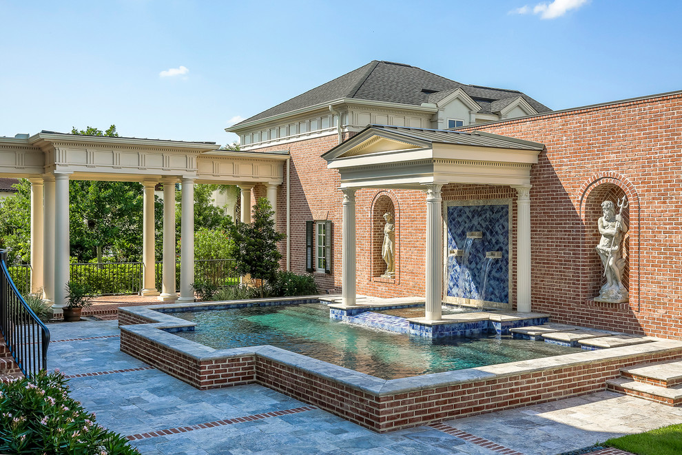 Ispirazione per una piscina monocorsia tradizionale rettangolare di medie dimensioni e dietro casa con fontane e piastrelle