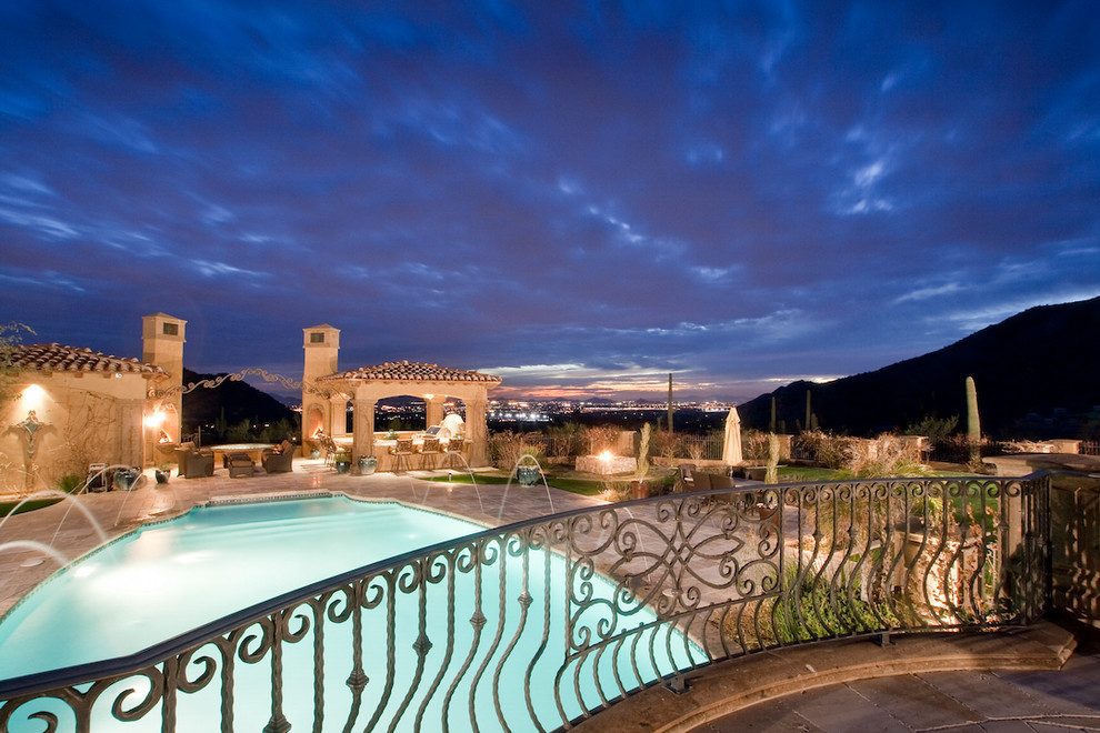 Imagen de piscina con fuente alargada mediterránea extra grande rectangular en patio trasero con adoquines de piedra natural