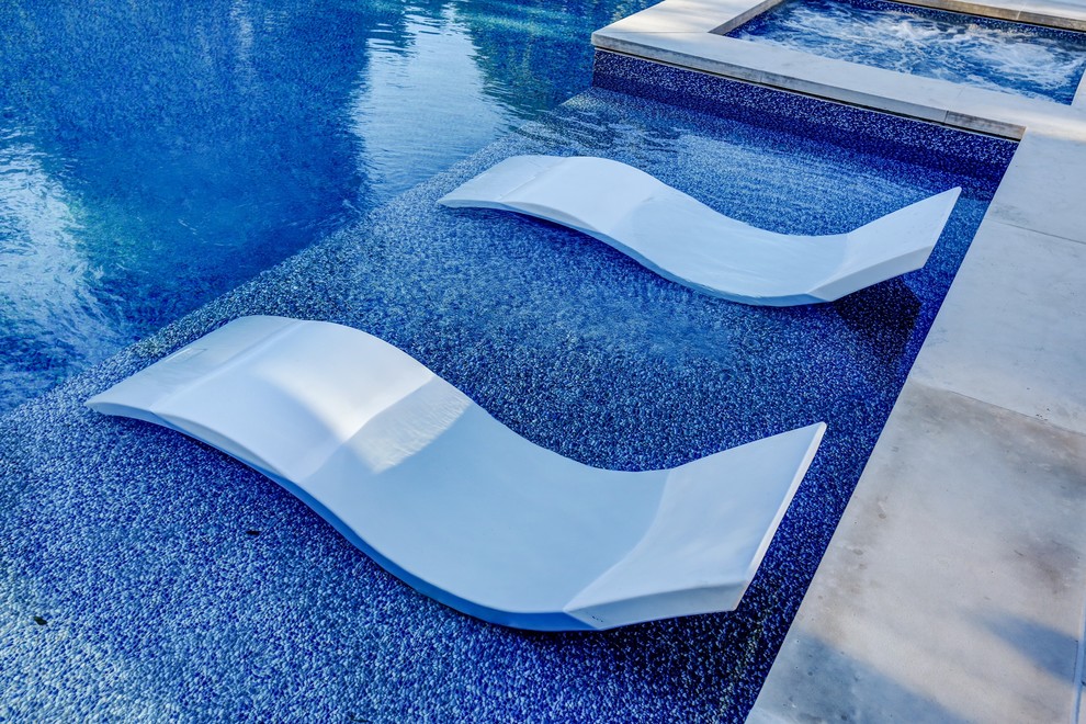 Imagen de piscinas y jacuzzis tradicionales renovados de tamaño medio rectangulares en patio trasero con adoquines de piedra natural