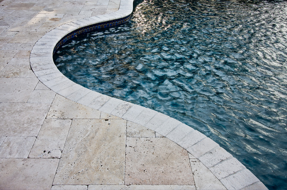 На фото: спортивный бассейн среднего размера на заднем дворе в морском стиле с фонтаном и покрытием из каменной брусчатки