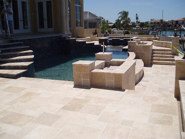Источник вдохновения для домашнего уюта: большой бассейн произвольной формы на заднем дворе в средиземноморском стиле с покрытием из каменной брусчатки