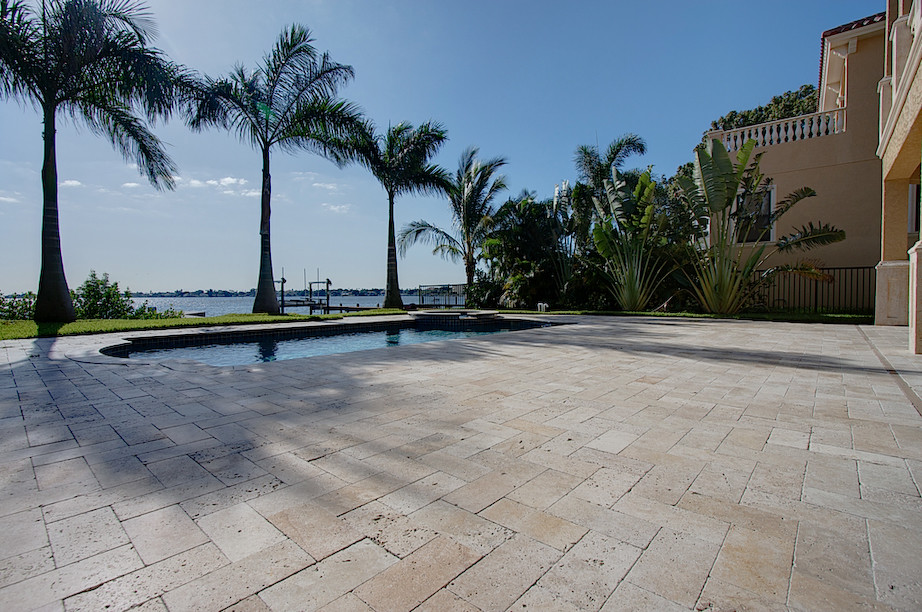 Пример оригинального дизайна: спортивный, прямоугольный бассейн среднего размера на заднем дворе в средиземноморском стиле с покрытием из каменной брусчатки