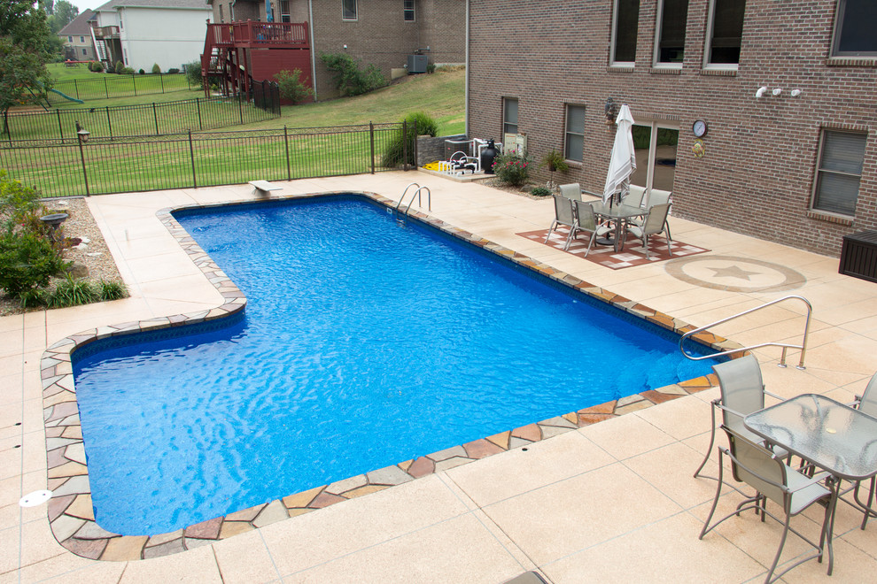 Idee per una grande piscina tradizionale a "L" dietro casa con cemento stampato