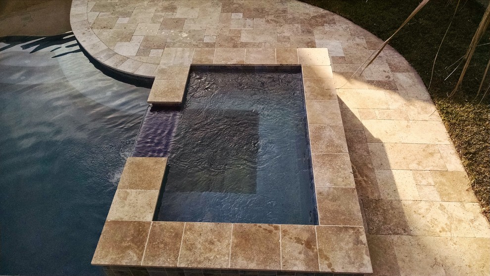 Foto de piscinas y jacuzzis alargados costeros de tamaño medio a medida en patio trasero con adoquines de piedra natural