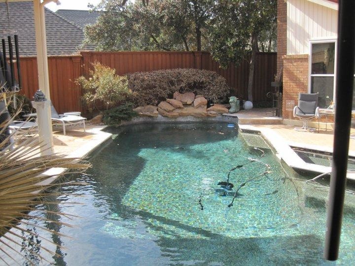 Idee per una piccola piscina naturale mediterranea personalizzata dietro casa con una vasca idromassaggio e pavimentazioni in pietra naturale