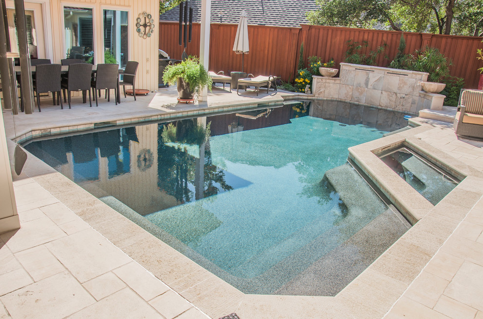 Idee per una piccola piscina naturale mediterranea personalizzata dietro casa con pavimentazioni in pietra naturale e una vasca idromassaggio