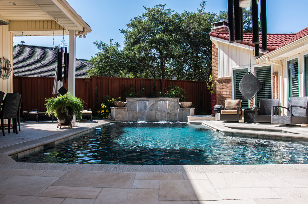 Ispirazione per una piccola piscina naturale mediterranea personalizzata dietro casa con una vasca idromassaggio e pavimentazioni in pietra naturale