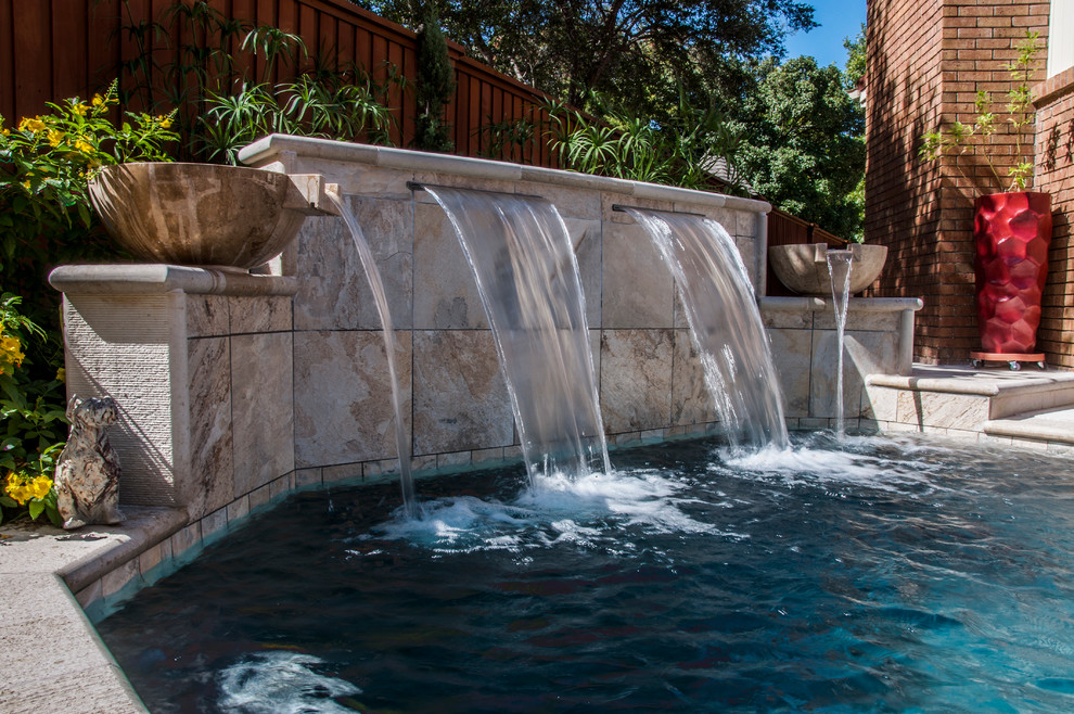 Diseño de piscinas y jacuzzis naturales mediterráneos pequeños a medida en patio trasero con adoquines de piedra natural