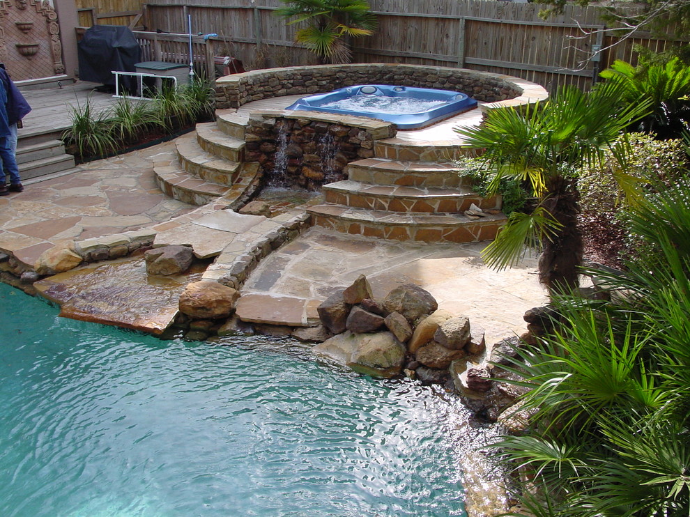 Exemple d'une piscine hors-sol et arrière exotique de taille moyenne et rectangle avec un bain bouillonnant et une terrasse en bois.