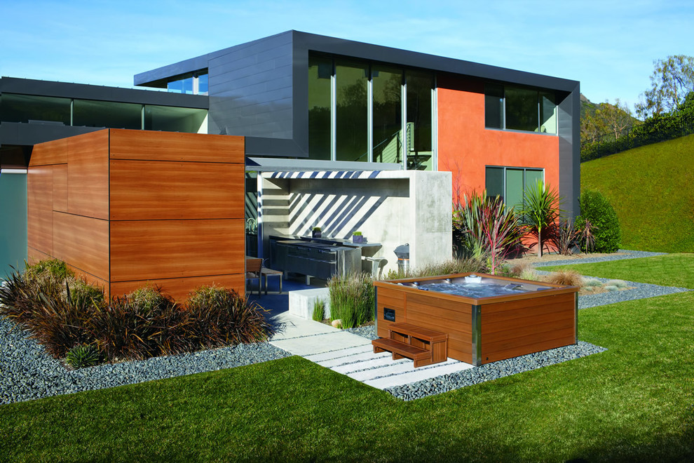Источник вдохновения для домашнего уюта: бассейн на заднем дворе в стиле модернизм с джакузи