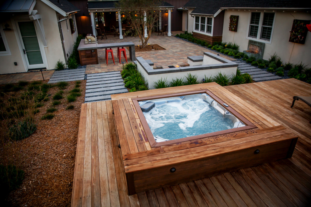 Свежая идея для дизайна: бассейн на заднем дворе в современном стиле с джакузи - отличное фото интерьера