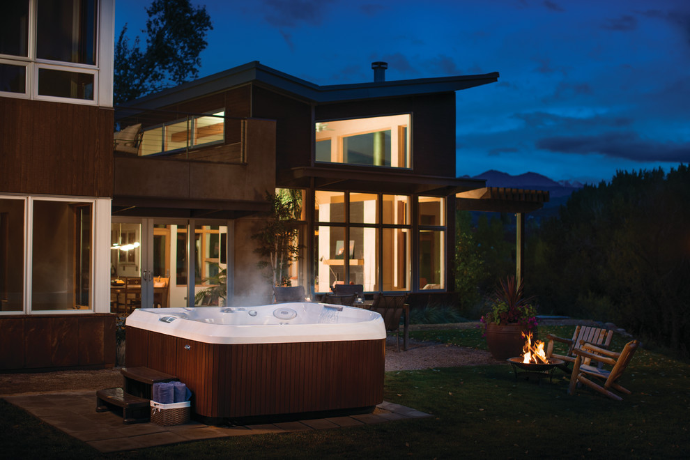 Minimalist backyard hot tub photo in San Francisco