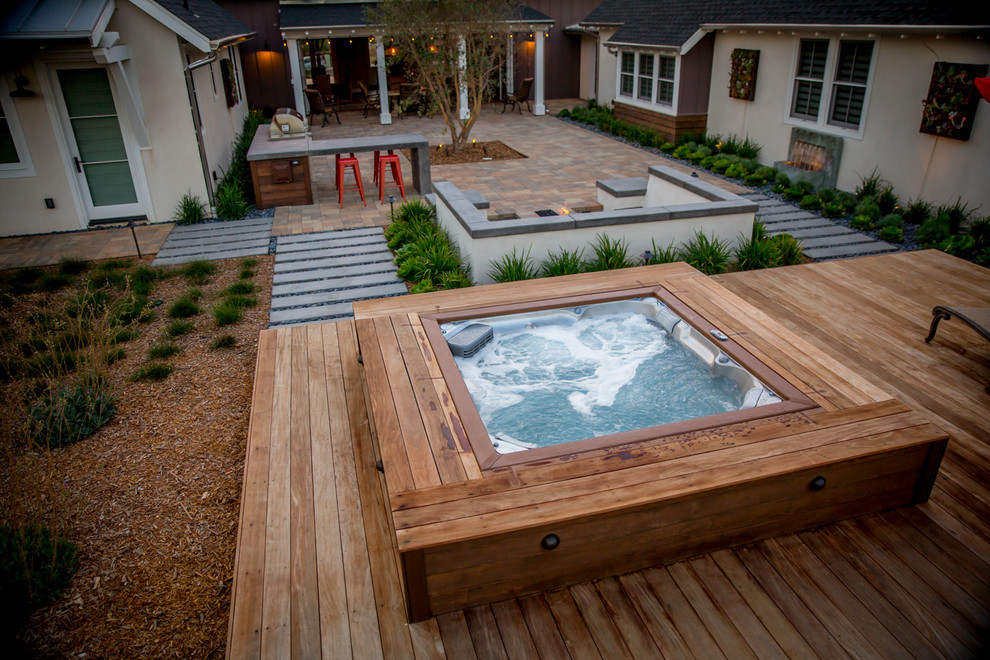Свежая идея для дизайна: маленький наземный, прямоугольный бассейн на заднем дворе в современном стиле с джакузи и настилом для на участке и в саду - отличное фото интерьера