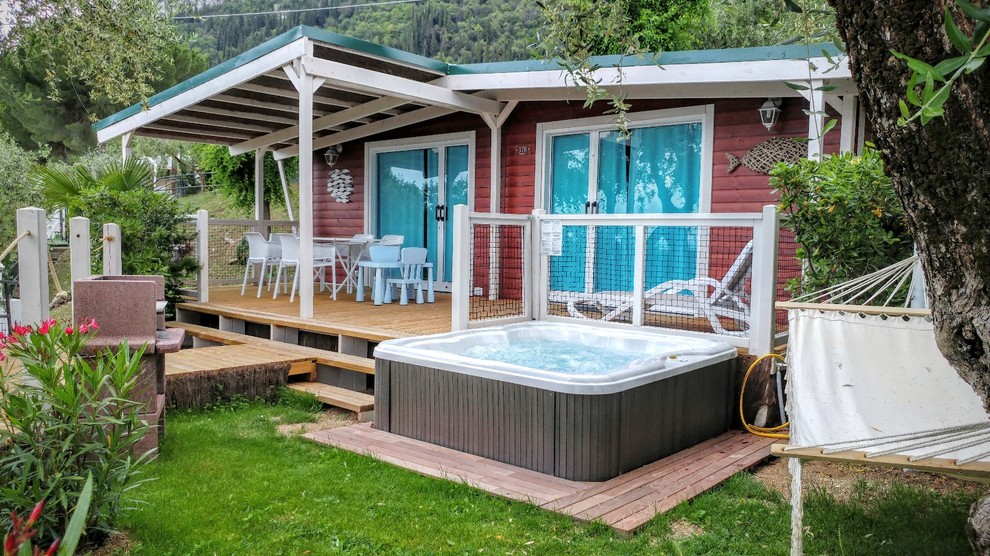 Cette photo montre une petite piscine hors-sol et arrière chic rectangle avec un bain bouillonnant et une terrasse en bois.