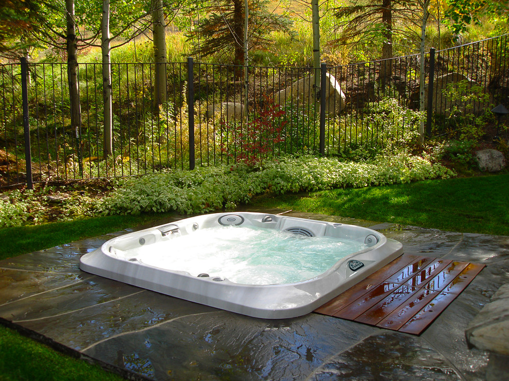 Идея дизайна: маленький наземный, прямоугольный бассейн на заднем дворе в стиле неоклассика (современная классика) с джакузи и покрытием из каменной брусчатки для на участке и в саду