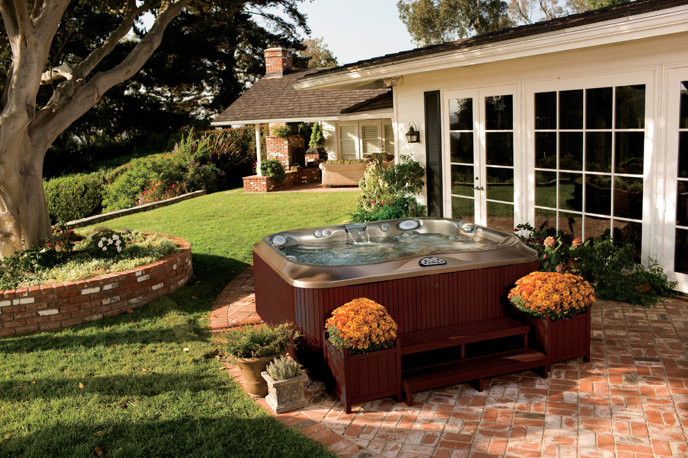 Идея дизайна: маленький наземный, прямоугольный бассейн на заднем дворе в классическом стиле с джакузи и мощением клинкерной брусчаткой для на участке и в саду