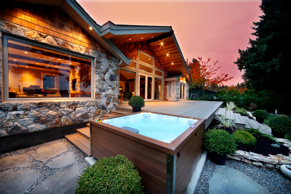 Esempio di una piccola piscina fuori terra stile rurale rettangolare dietro casa con una vasca idromassaggio e pedane