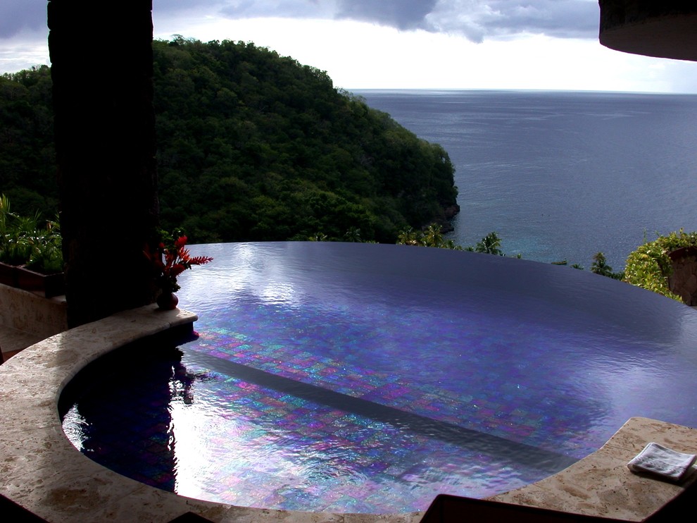 Ejemplo de casa de la piscina y piscina infinita tropical extra grande a medida en azotea con suelo de baldosas
