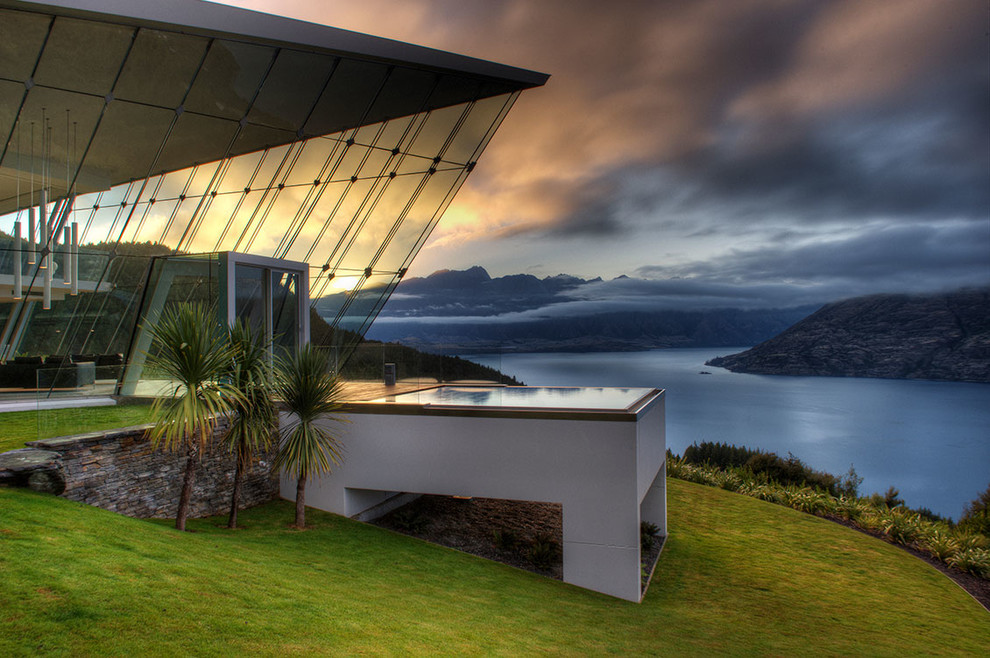 Modernes Sportbecken hinter dem Haus in rechteckiger Form mit Dielen in Dunedin