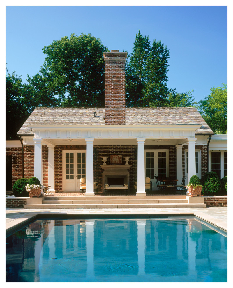 Идея дизайна: большой естественный бассейн произвольной формы на заднем дворе в классическом стиле с домиком у бассейна и покрытием из каменной брусчатки