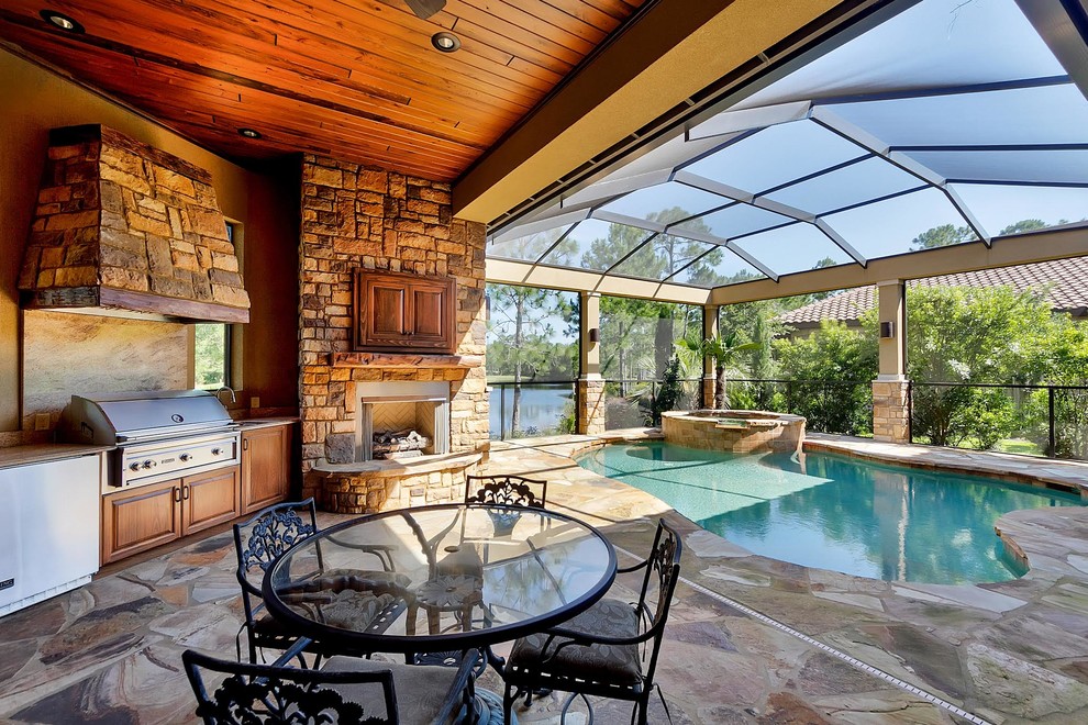 Источник вдохновения для домашнего уюта: большой бассейн произвольной формы на заднем дворе в средиземноморском стиле с джакузи и покрытием из каменной брусчатки