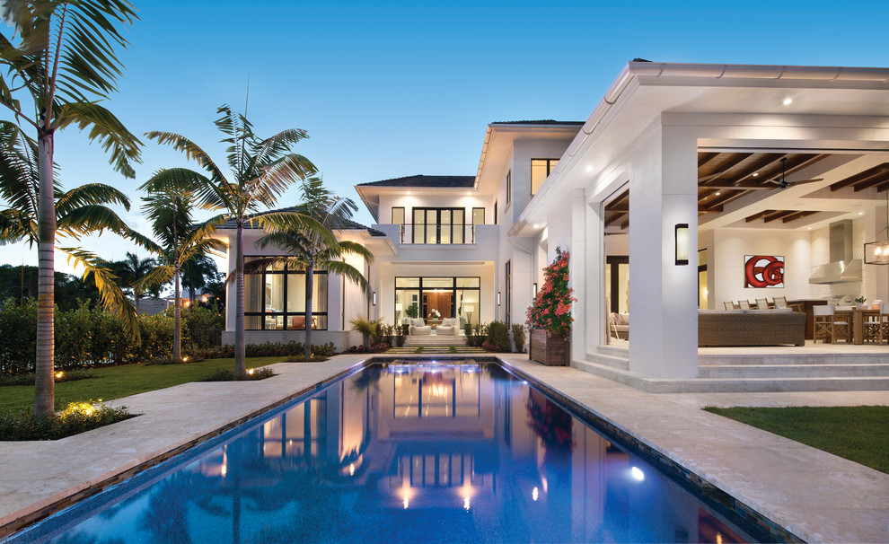 Sportbecken hinter dem Haus in rechteckiger Form mit Betonplatten in Miami