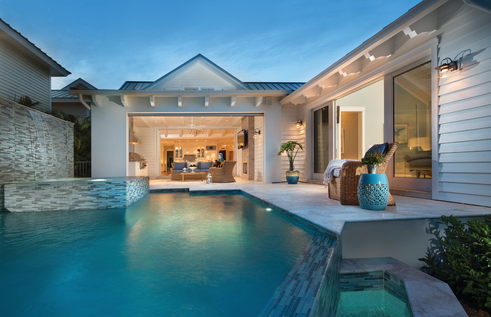 Ispirazione per una piscina costiera personalizzata dietro casa con fontane