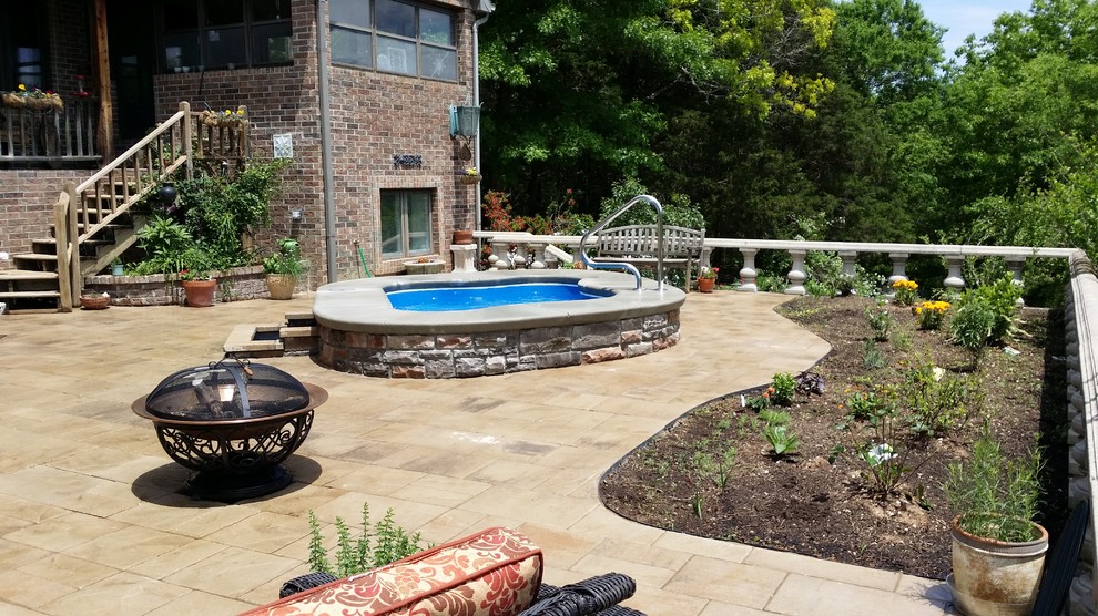 Foto di una piscina fuori terra rustica personalizzata di medie dimensioni e in cortile con pavimentazioni in cemento e una vasca idromassaggio