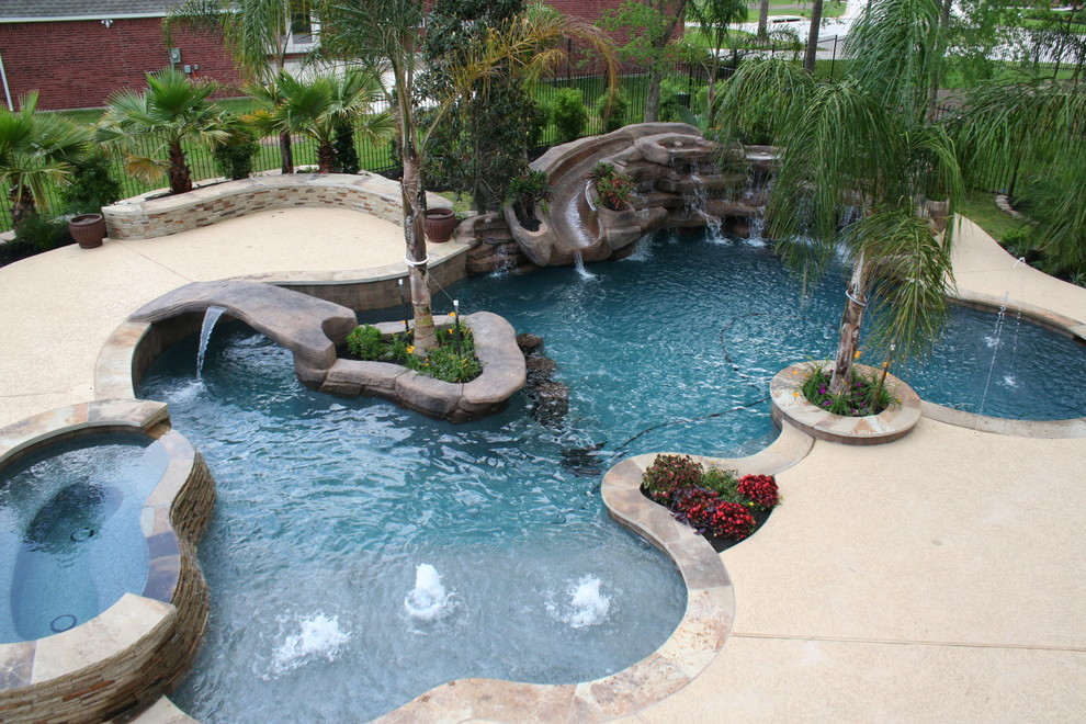 Immagine di una piscina tropicale con un acquascivolo