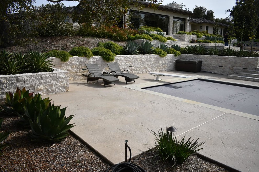 Kleines Mediterranes Sportbecken hinter dem Haus in rechteckiger Form mit Betonplatten in San Diego