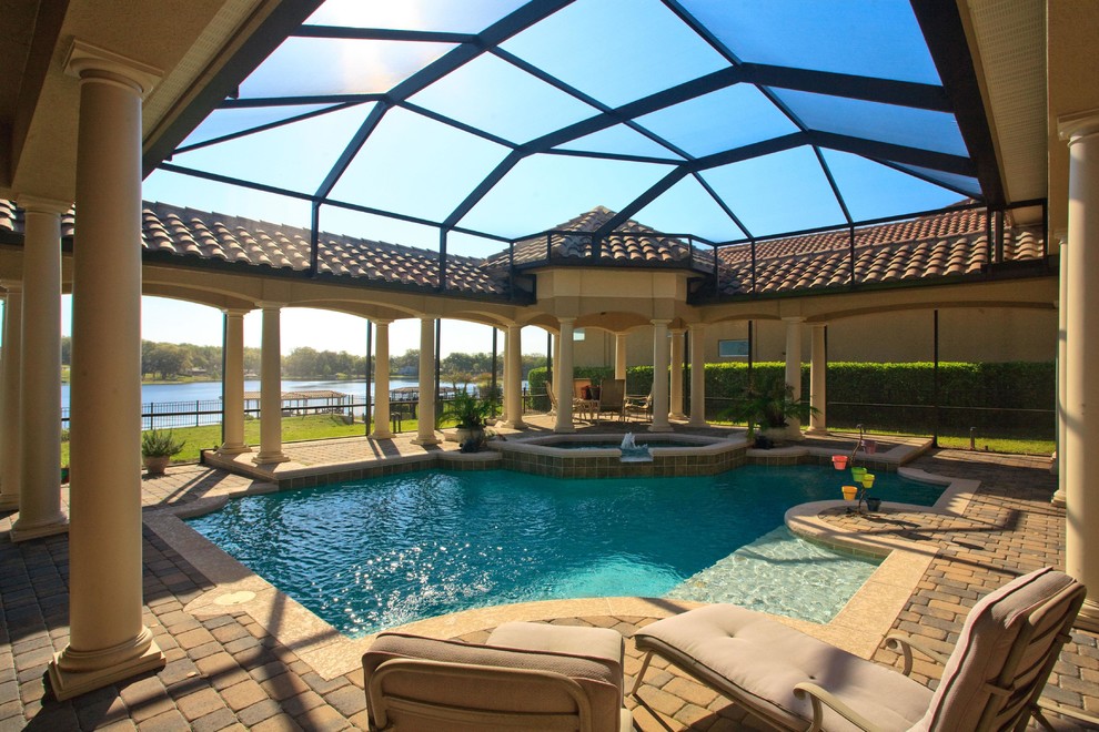 Geräumiger Mediterraner Pool hinter dem Haus in individueller Form mit Pflastersteinen in Orlando