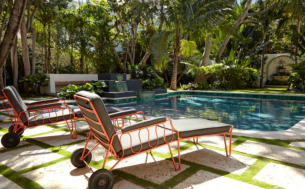 Mediterranes Sportbecken hinter dem Haus in rechteckiger Form mit Wasserspiel in Miami