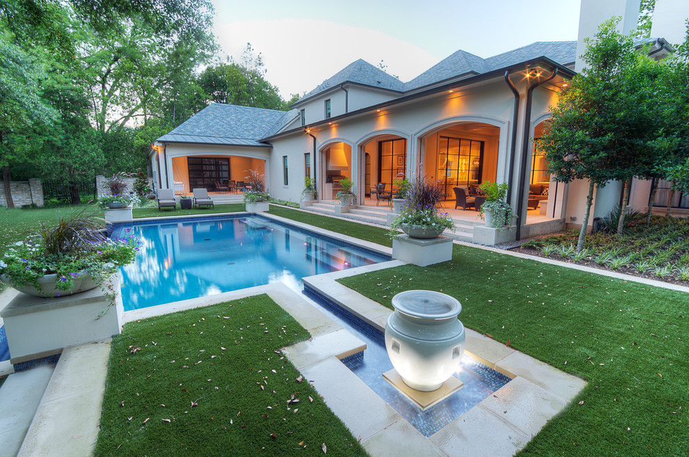 Ejemplo de piscina minimalista de tamaño medio rectangular en patio trasero con losas de hormigón