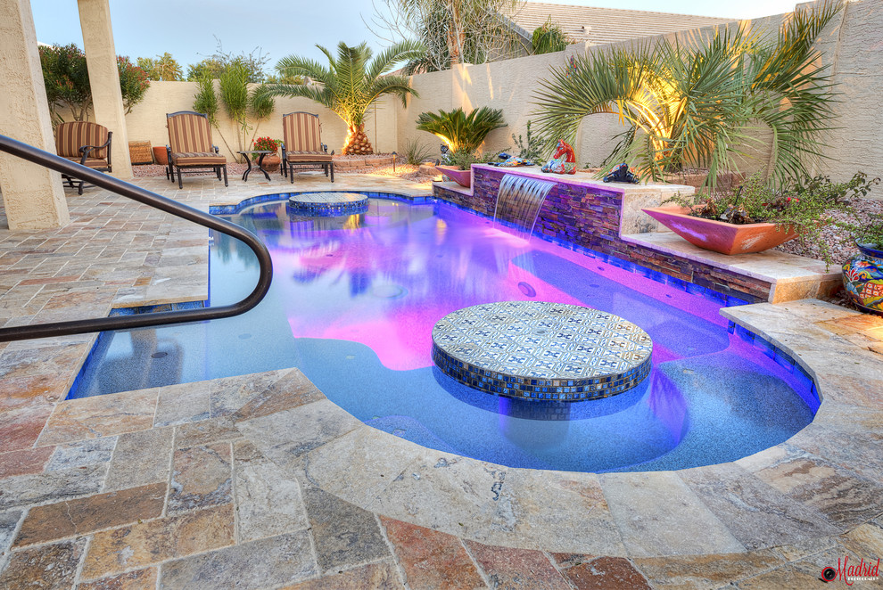 Inspiration pour une petite piscine arrière sud-ouest américain sur mesure avec un point d'eau et des pavés en pierre naturelle.