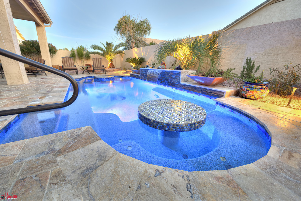 Idée de décoration pour une petite piscine arrière sud-ouest américain sur mesure avec un point d'eau et des pavés en pierre naturelle.