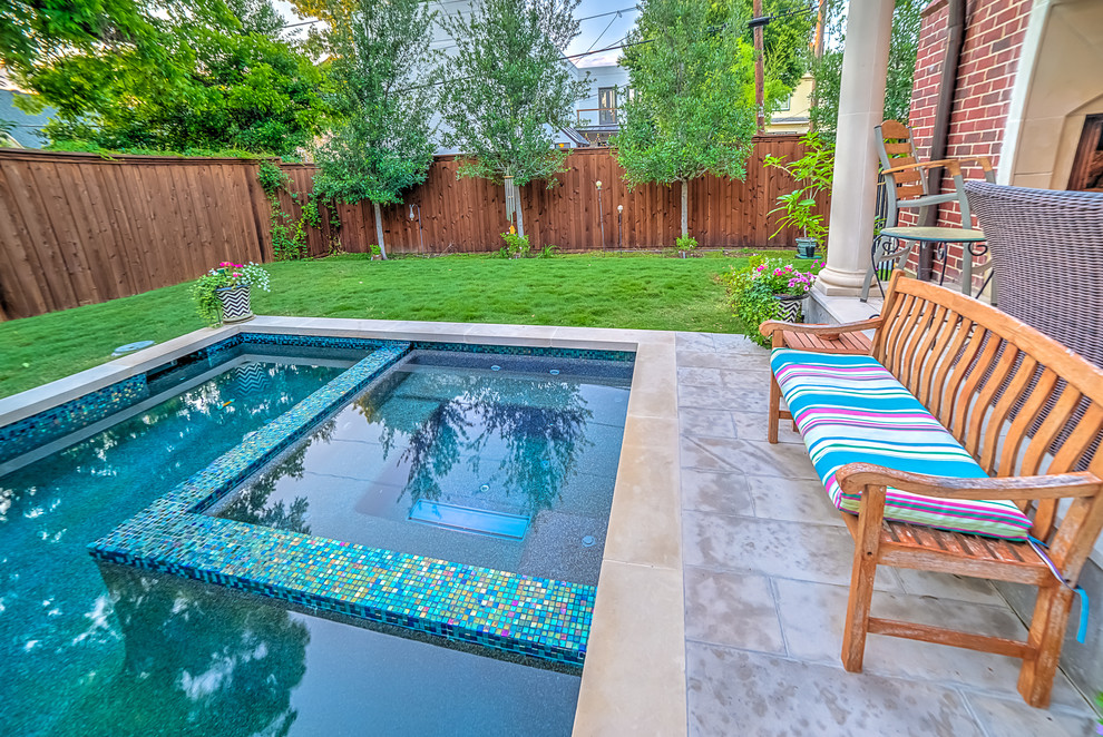 На фото: прямоугольный бассейн среднего размера на заднем дворе в современном стиле с джакузи и покрытием из плитки