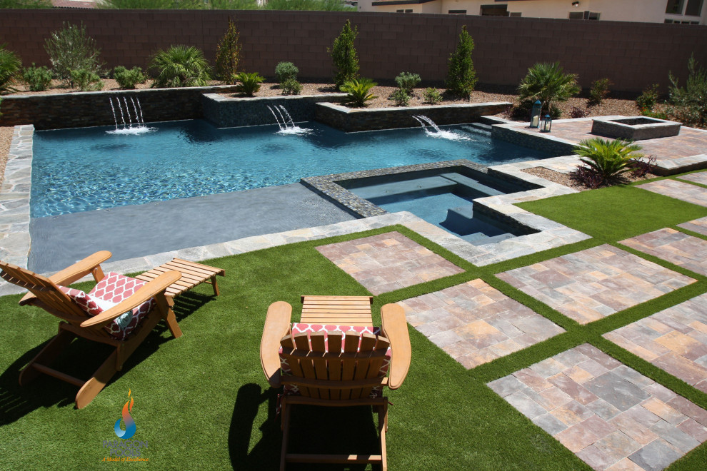 Moderner Pool hinter dem Haus in individueller Form in Las Vegas