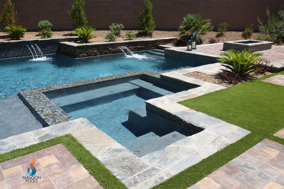 Идея дизайна: бассейн произвольной формы на заднем дворе в современном стиле
