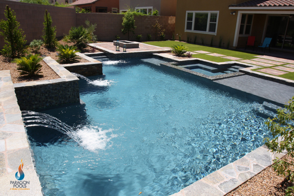 Foto de piscina actual a medida en patio trasero