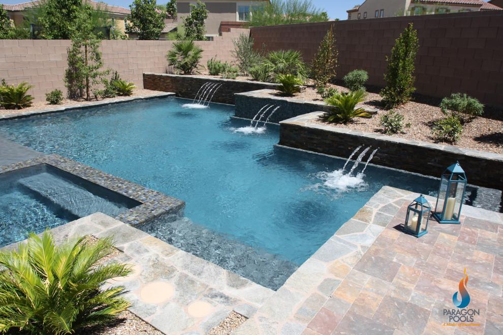 Источник вдохновения для домашнего уюта: бассейн произвольной формы на заднем дворе в современном стиле