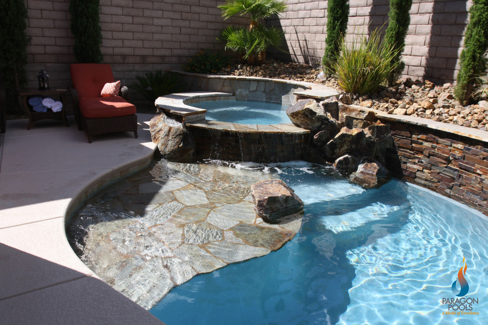 Источник вдохновения для домашнего уюта: бассейн произвольной формы на заднем дворе в морском стиле