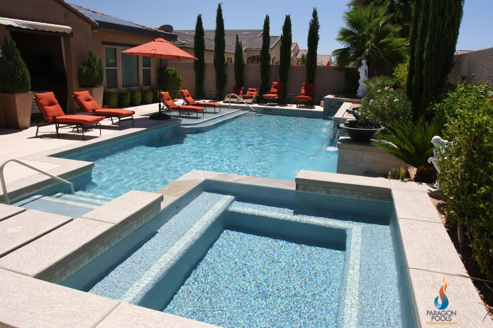 Imagen de piscina clásica renovada a medida en patio trasero