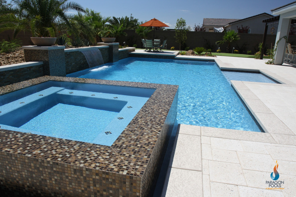 Modelo de piscina clásica renovada a medida en patio trasero